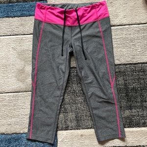 capri pants in perfect condition no ripping